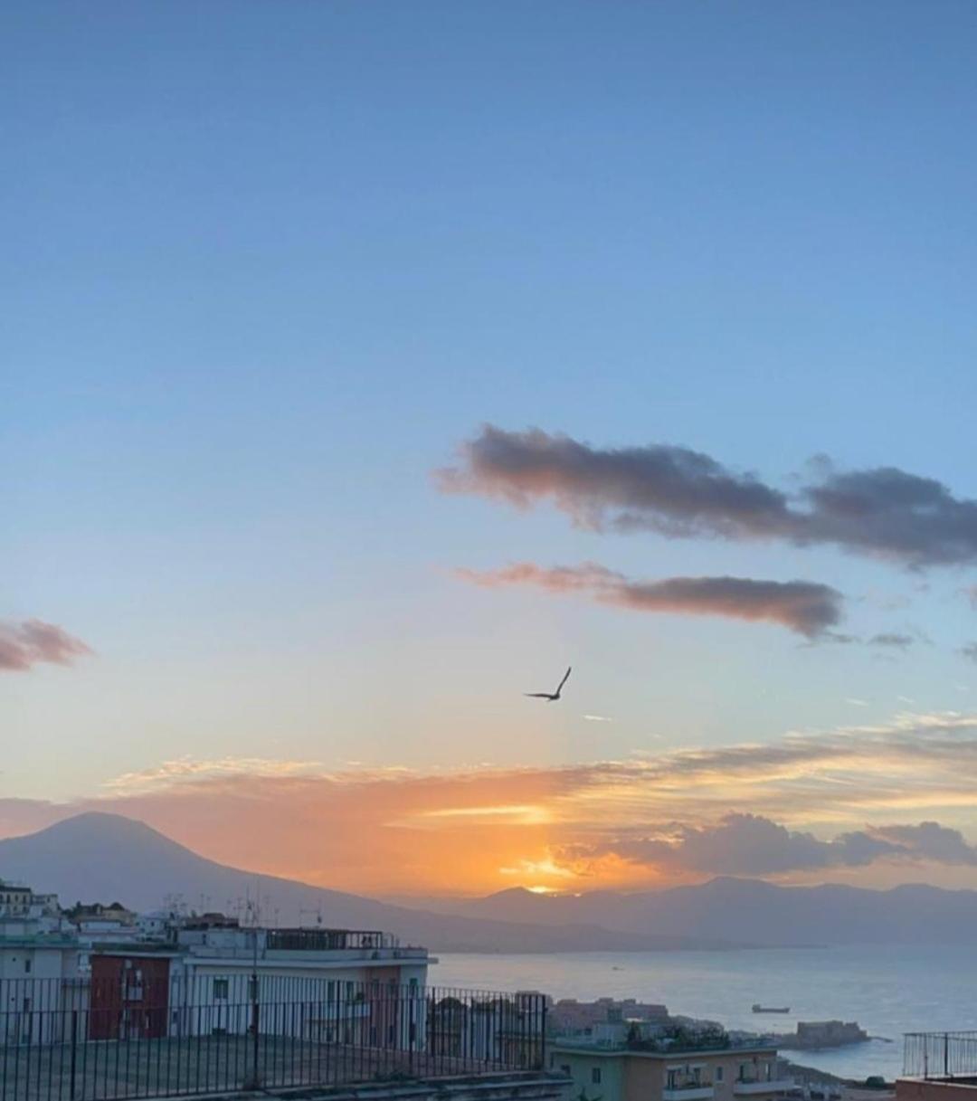 Partenope 10 Napoli Bagian luar foto