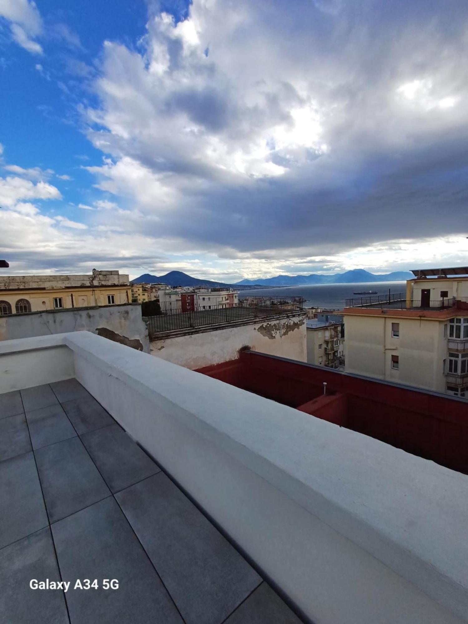 Partenope 10 Napoli Bagian luar foto